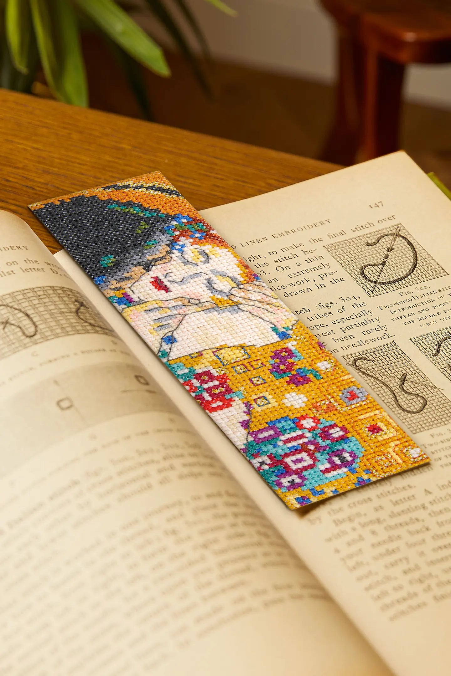 DMC 'The Kiss' by Gustav Klimt, Advanced Cross Stitch Bookmark Kit