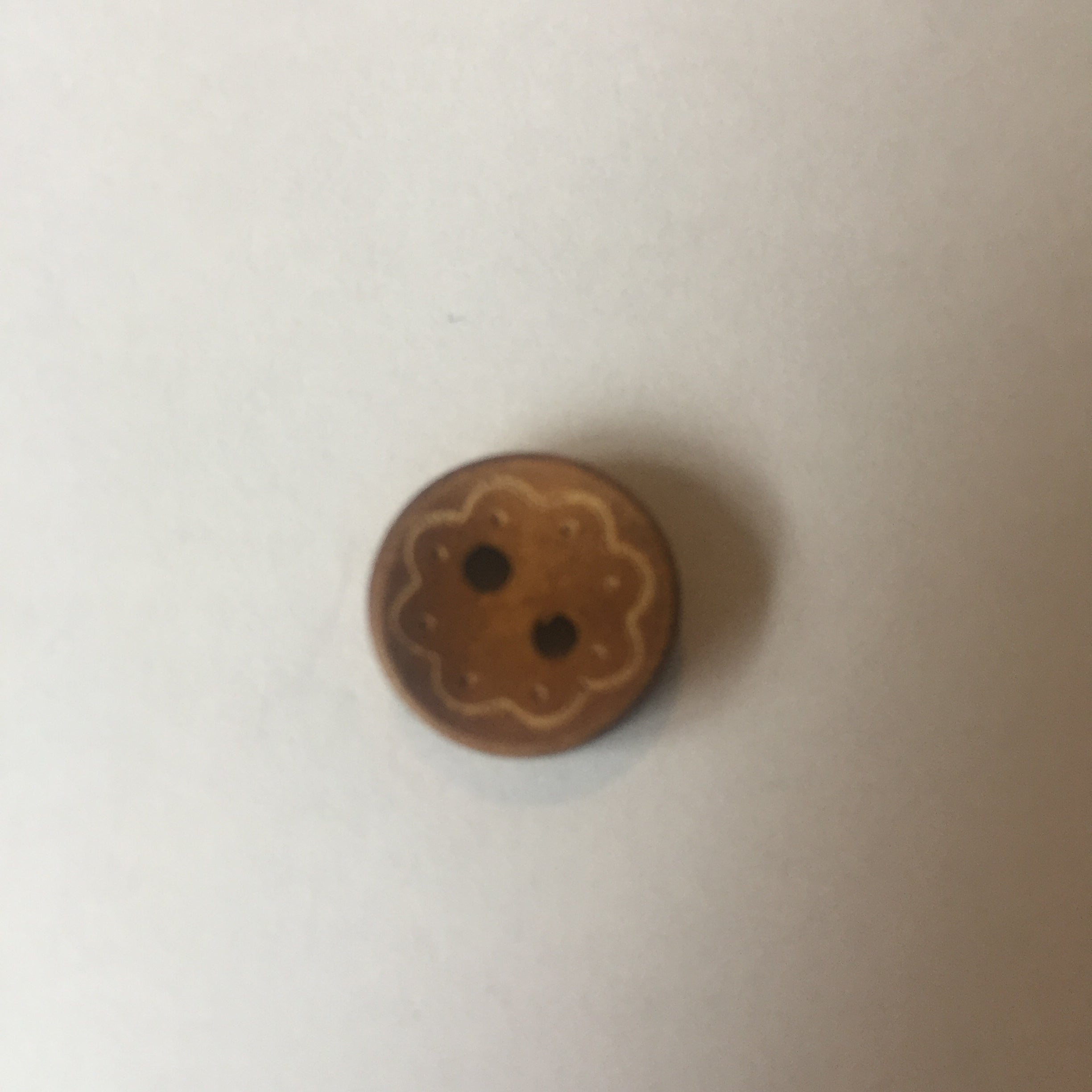 Small wooden pattern buttons