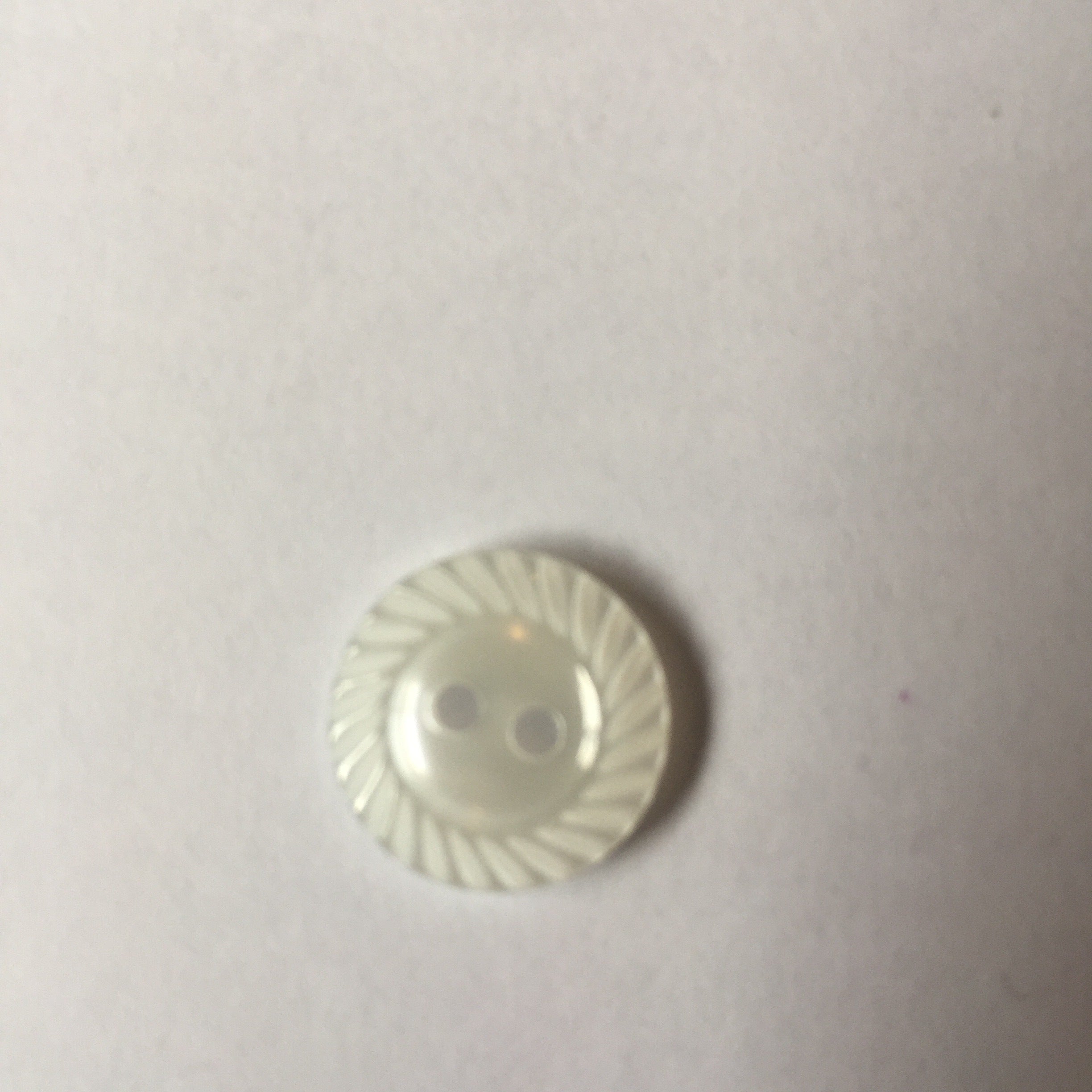Mill-edge plastic buttons