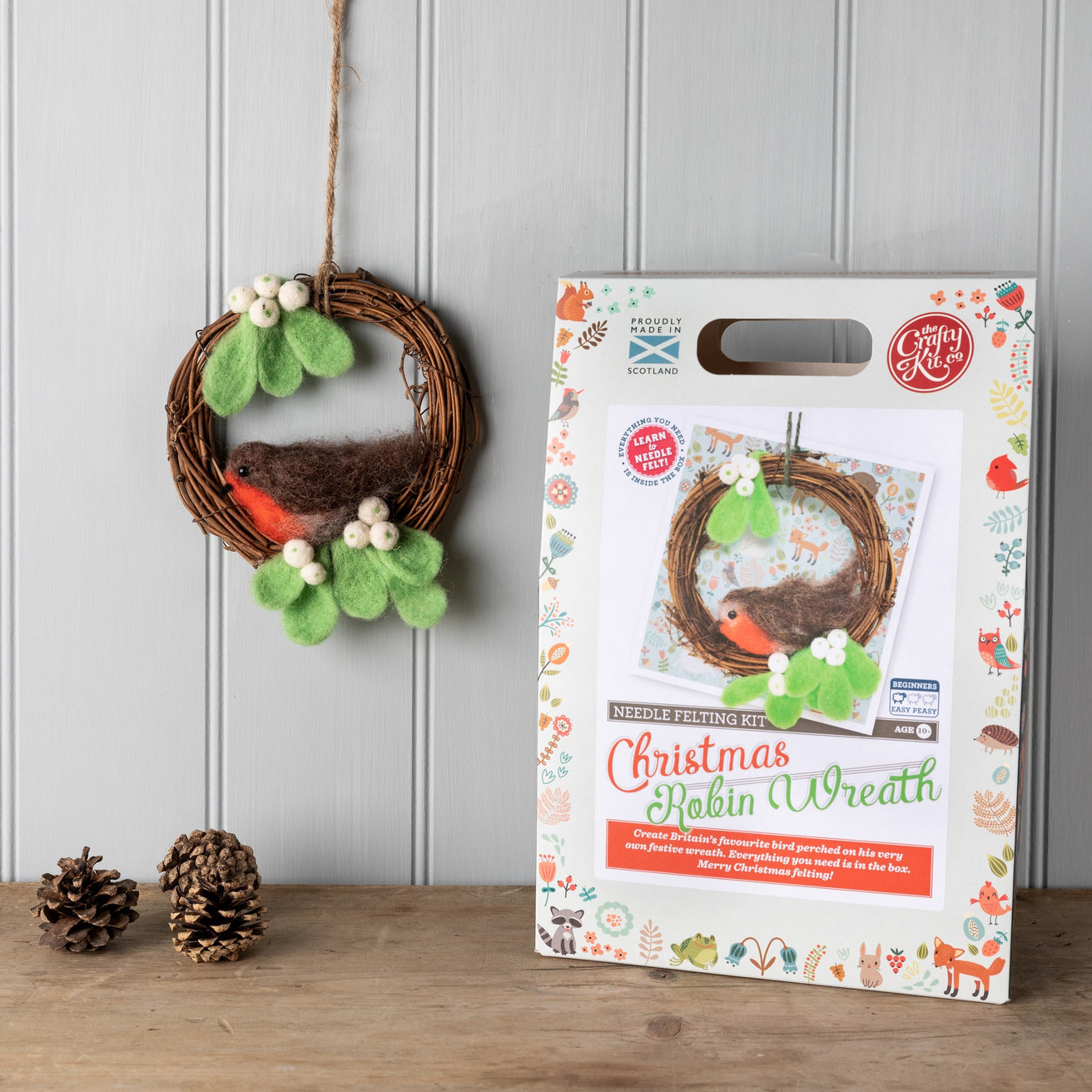 Christmas Robin Wreath Needle felting craft Kit - The Crafty Kit Company